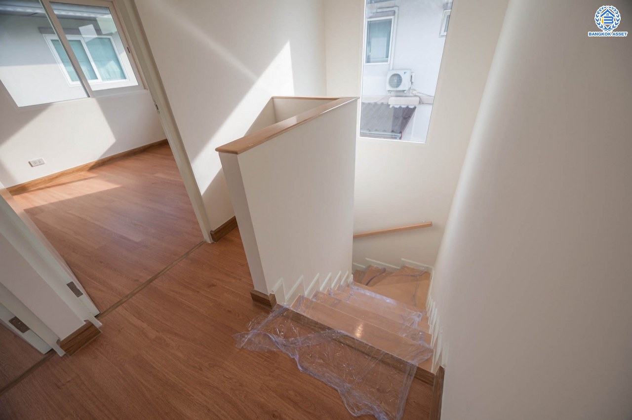 บ้านมือสองตกแต่งใหม่ จากแบรนด์Sansiri โครงการ คณาสิริ วัดพระเงิน หลังมุม ตกแต่งสไตล์โมเดิร์น เนื้อที่ 55.7 ตร.ว. ฟังก์ชัน 3 ห้องนอน 2 ห้องน้ำ 1 ห้องอเนกประสงค์ จอดรถได้ 2 คัน บนทำเลเดินทางสะดวก ใกล้รถไฟฟ้าสายสีม่วง "สถานีตลาดบางใหญ่" จุดขึ้นทางด่วน "ศรีรัช" และเซ็นทรัลเวสต์เกต